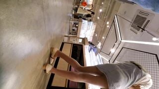 quay lén dưới váy em gái xinh đẹp