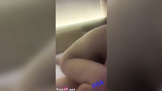 Hên, thịt được cô cj địt luôn được cô em:Cô em ny chủ động banh lồn cho đụ