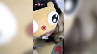 Bé học sinh lớp 10 mới vào đời làm gì cũng phải chỉ bảo em còn bỡ ngỡ