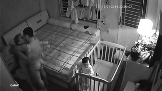 Làm bố mẹ mà như thế àk địt nhau vì dục vụng không quan tâm con trẻ