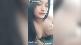 Phát hiện con bạn thân live sex thế là gạ địt luôn vú to lồn non