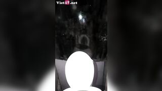 Em nhân viên quán hát đang móc lồn sướng thì có khách