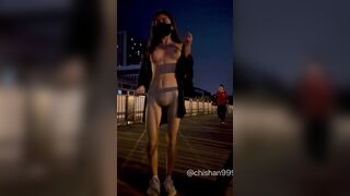 Gái nude nhảu nhót ngoài đường cho người lạ thấy , nude bắt taxi cực dâm