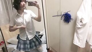 bé học sinh cởi áo khoe hàng cho các anh chồng xem