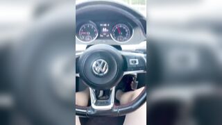 vừa lái xe vừa được em yêu bú cu cho thì còn gì bằng