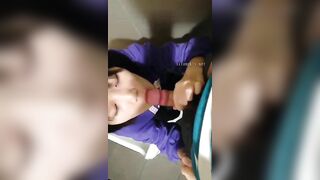 gạ bé học sinh cho xem vú ai ngờ bé cúi xuống bú cu cho anh luôn