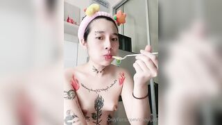 Em gái xăm hình khoa hàng ngon quá