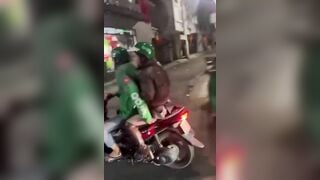 Grab sờ mông khách khi đang đi xe trên đường bị quay lén