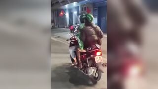 Grab sờ mông khách khi đang đi xe trên đường bị quay lén