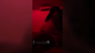 Phát hiện con bạn live sex kiếm tiền thế lạ đe doạ địt miễn phí luôn