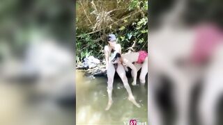 Clip Sex Đưa em ra bờ suối chơi mà nước lạnh quá