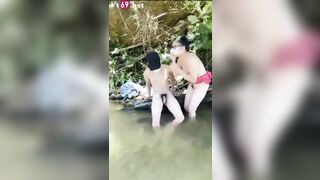 Clip Sex Đưa em ra bờ suối chơi mà nước lạnh quá