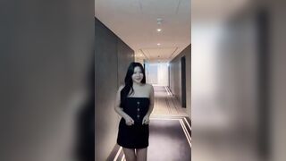Gái dâm vú to mông bự đi trong hành lang khách san gạ trai vào phòng địt