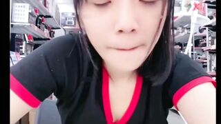 Lộ clip em ngân hàng show hàng rồi địt nhau với khách