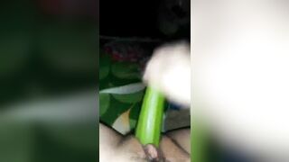 bé học sinh lấy dưa leo chọt bím ra nước trắng xóa