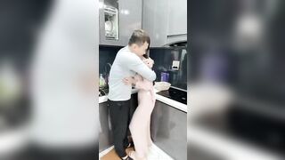 Anh vào giúp vợ Chú 1 tay, Ai ngờ Tụt quần sờ lồn hấp dâm vợ thg bạn Xuất tinh đầy ồn