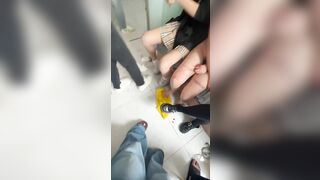E học sinh bị đám súc vật học cùng lớp bắt nạt lột sạch quần áo làm nhục tập thể