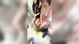 E học sinh bị đám súc vật học cùng lớp bắt nạt lột sạch quần áo làm nhục tập thể