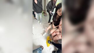 E học sinh bị đám súc vật học cùng lớp bắt nạt lột sạch quần áo làm nhục tập thể