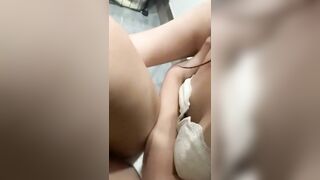 Em học sinh bị bạn dụ qua nhà chơi rồi lột sạch quần áo quay cho mấy đứa con trai xem