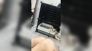 Em học sinh bị bạn dụ qua nhà chơi rồi lột sạch quần áo quay cho mấy đứa con trai xem