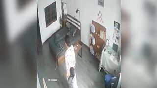 Bà thím nứng lồn tụt quần rồi kêu cháu bú đít