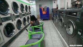 Public Some với anh nhân viên tiệm giặt đồ
