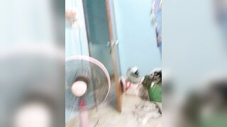 Lén vào phòng xem lồn con em vợ ngủ chuồng lồn non nhiều nước