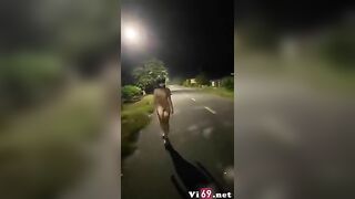 Thua kèo cá độ, em gái phải khoả thân đi khắp làng từ sáng tới đêm