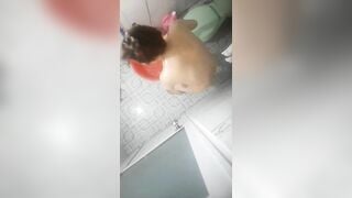 em trai chồng khốn nạn đặt cam quay lén chị dâu tắm
