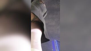 quay lén dưới váy em gái mặc lọt khe đi dạo phố