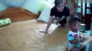 Cha mẹ đóng gạch khi con còn thức ở gần làm cha mẹ mà vậy à