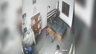Không hiểu bà chị bị gì mà tự nhiên tụt quần cho thằng bé liếm đít