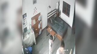 Không hiểu bà chị bị gì mà tự nhiên tụt quần cho thằng bé liếm đít