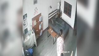 Không hiểu bà chị bị gì mà tự nhiên tụt quần cho thằng bé liếm đít