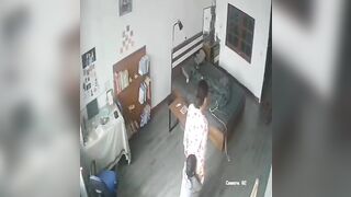 Không hiểu bà chị bị gì mà tự nhiên tụt quần cho thằng bé liếm đít