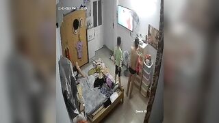 Thằng em út ngơ ngác khi thấy chị 2 nó cởi áo lộ ngực trước mặt nó