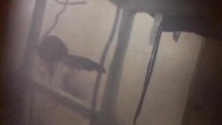 quay lén em học sinh cạnh nhà tắm
