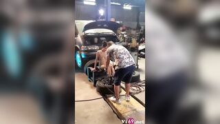 Clip Sex Hậu trường chụp ảnh khỏa thân trong gara ô tô của em mẫu ảnh hàng ngon