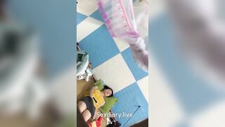 Quay lén chị dâu ở nhà một mình móc lồn trong phòng và cái kết