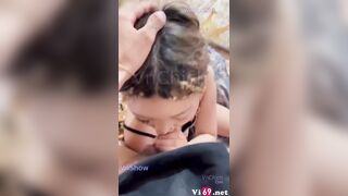 Em gái yêu hội họa thích mèo chịch mà em cũng không quên check tin nhắn