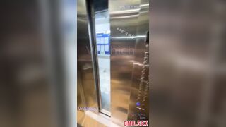 Em nhân viên kính cận văn phòng địt nhau khẩu dâm public trong thang máy chung cư rên