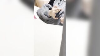 Quay lén em gái mới lớn vừa xem phim sex vừa thủ dâm với cặc giả trứng rung cho sướng