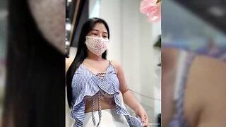 Em Mai Có Sở Thích Thủ Dâm ở Trung Tâm Thương Mại Vạch Lồn Ra Cho Các Anh Ngắm
