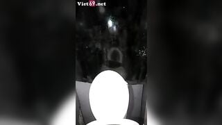 Lên bar quẩy với bạn mà em lén lút vào nhà wc thủ dâm bắn nước vào máy quay
