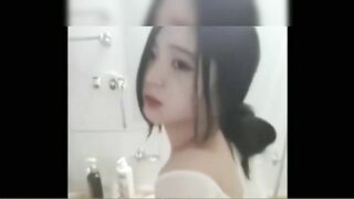Em gái xinh thủ dâm bằng ổ khóa cửa nhà tắm