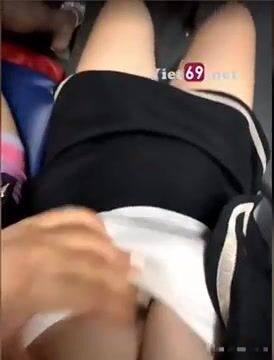 2 em gái lén lút mang sextoy lên xe bus thủ dâm