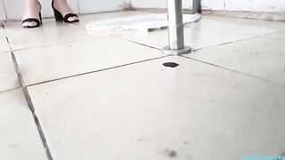 Quay lén nhà wc công cộng