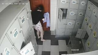 Quay lén phòng thay đồ 2