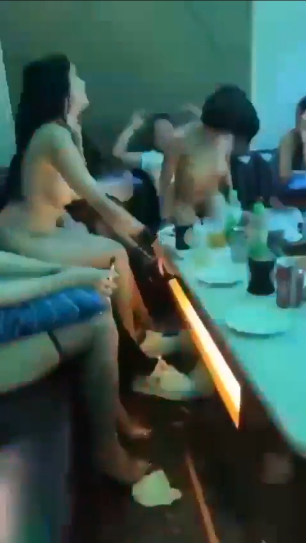 Thác loạn tại quán karaoke,bắn nước lồn vô bia luôn